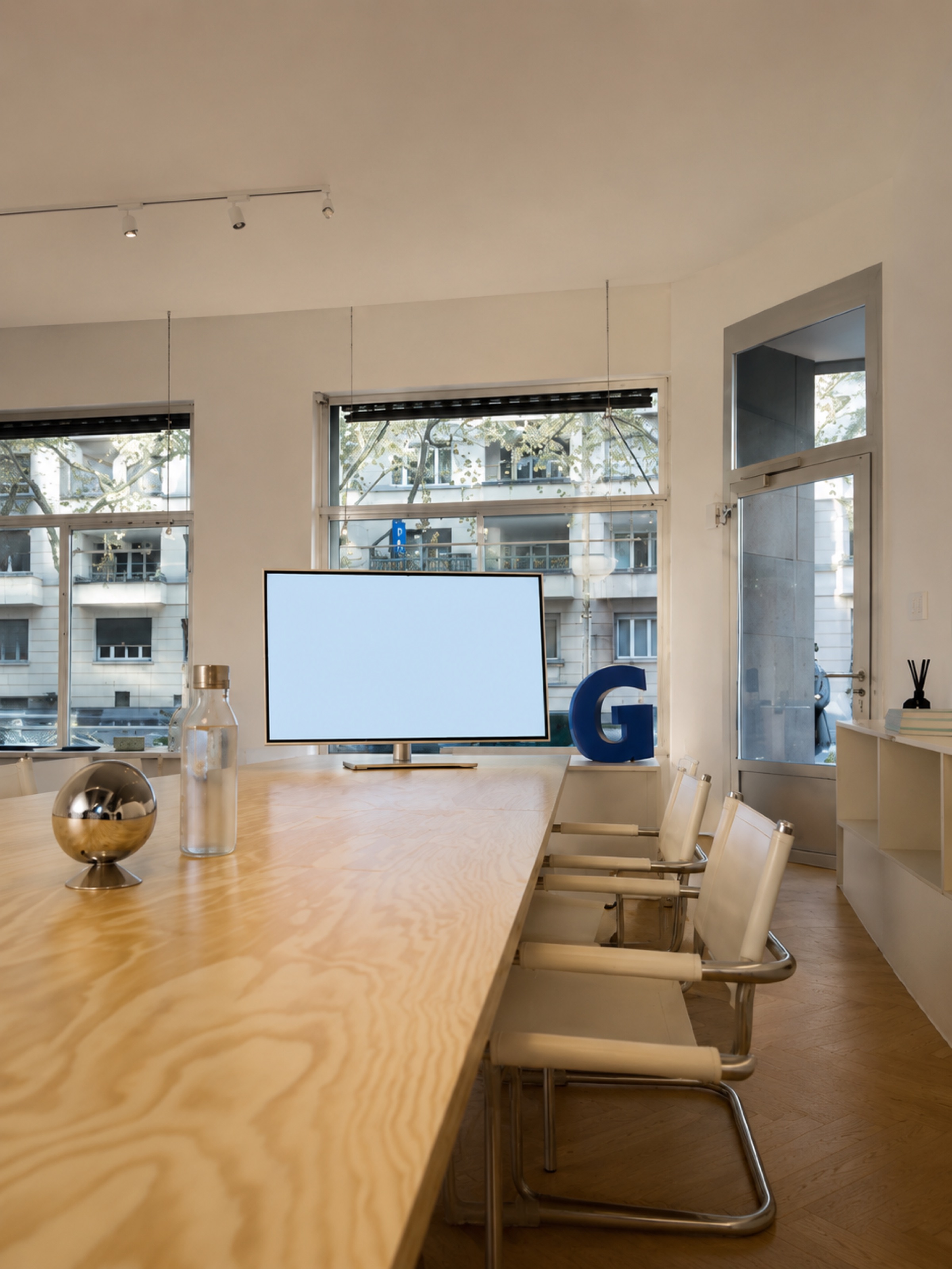 Meeting-Tisch mit grossem Samsung-Präsentationsscreen